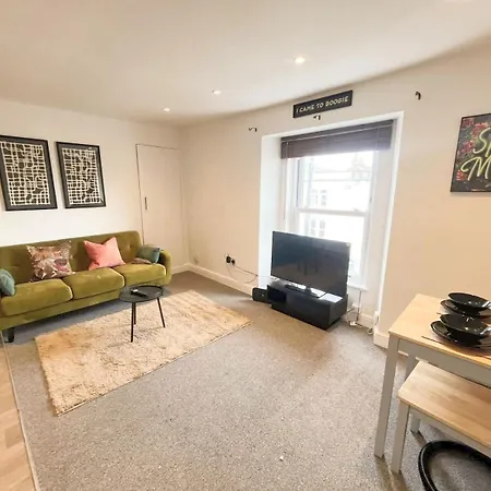 Two Bedroom Flat In Road * Bristol