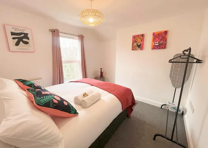 Two Bedroom Flat In Road * Bristol