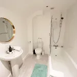 Two Bedroom Flat In Road Bristol