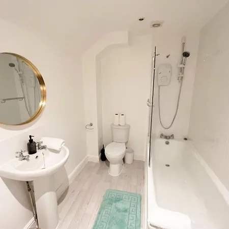 Two Bedroom Flat In Road 布里斯托