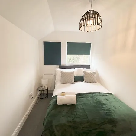 Two Bedroom Flat In Road Апартаменти Бристоль