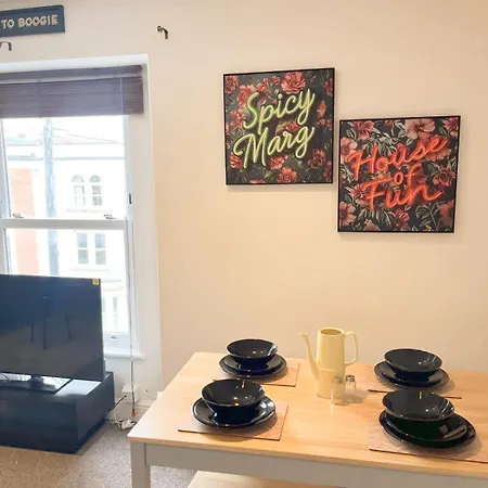 Two Bedroom Flat In Road Apartamento