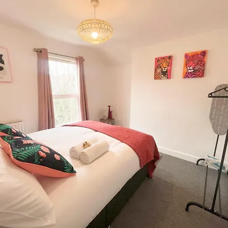 Two Bedroom Flat In Road * Bristol