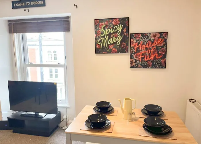 Two Bedroom Flat In Road Apartamento